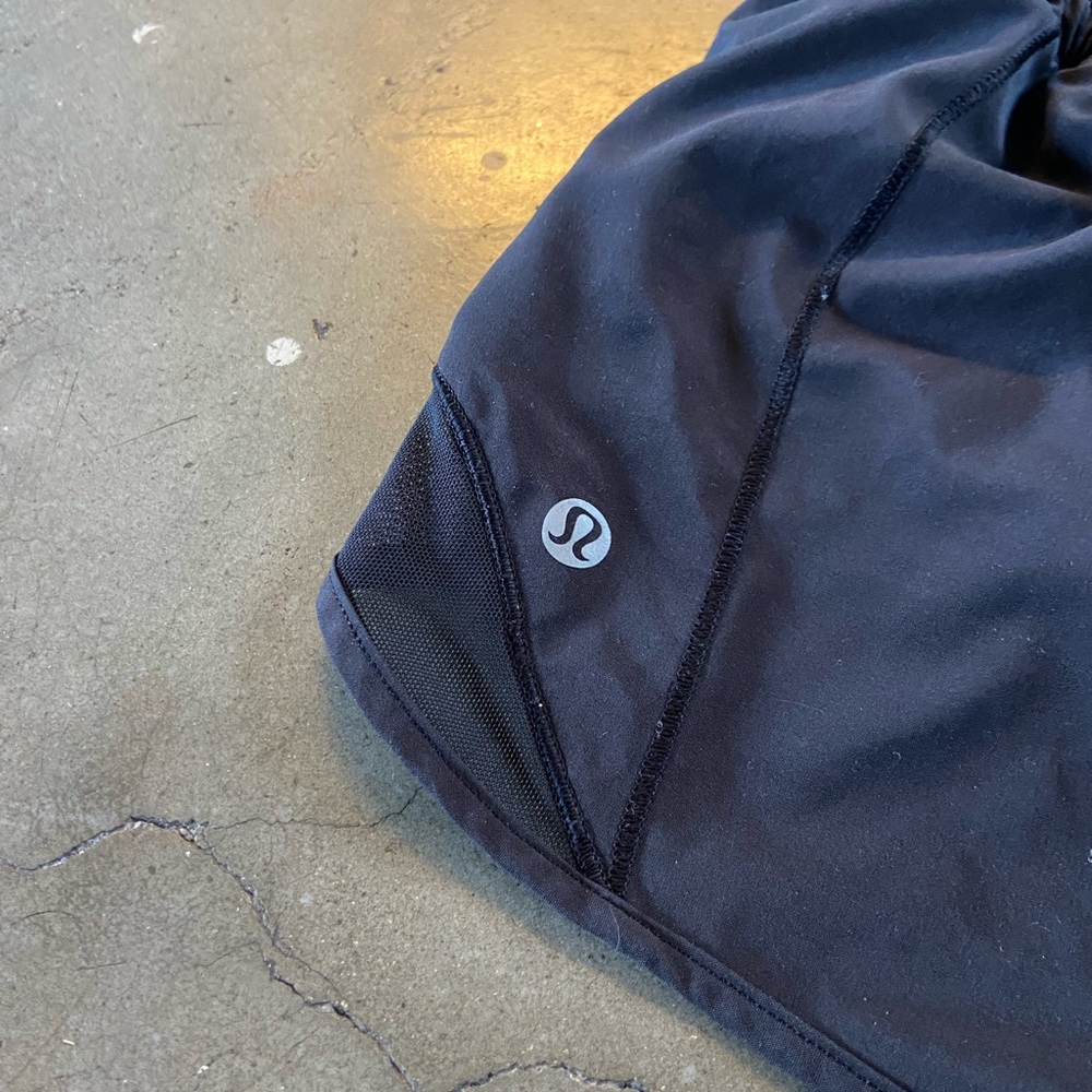 lululemon hotty hot shorts 2.5” - Picture 2 of 4